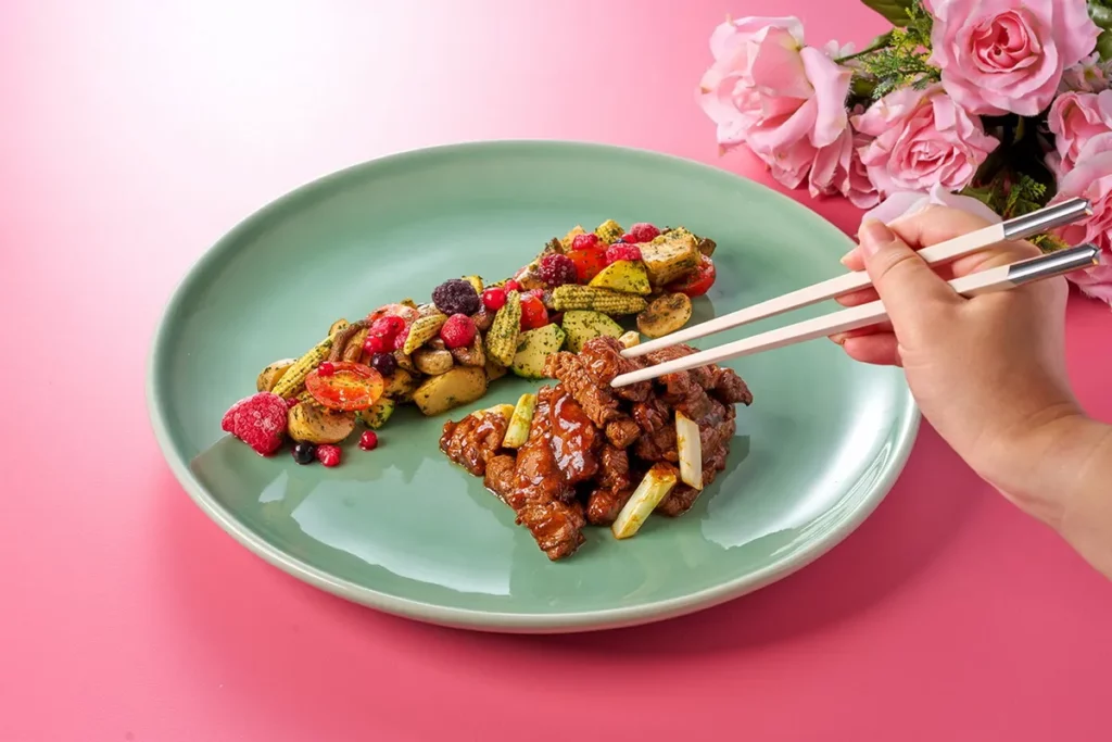 「菌菇覆盆子牛菲力」,菲力部位入菜,結合菌菇馥郁香氣與覆盆子果香微酸,風味層次鮮明。(瀚寓酒店提供)