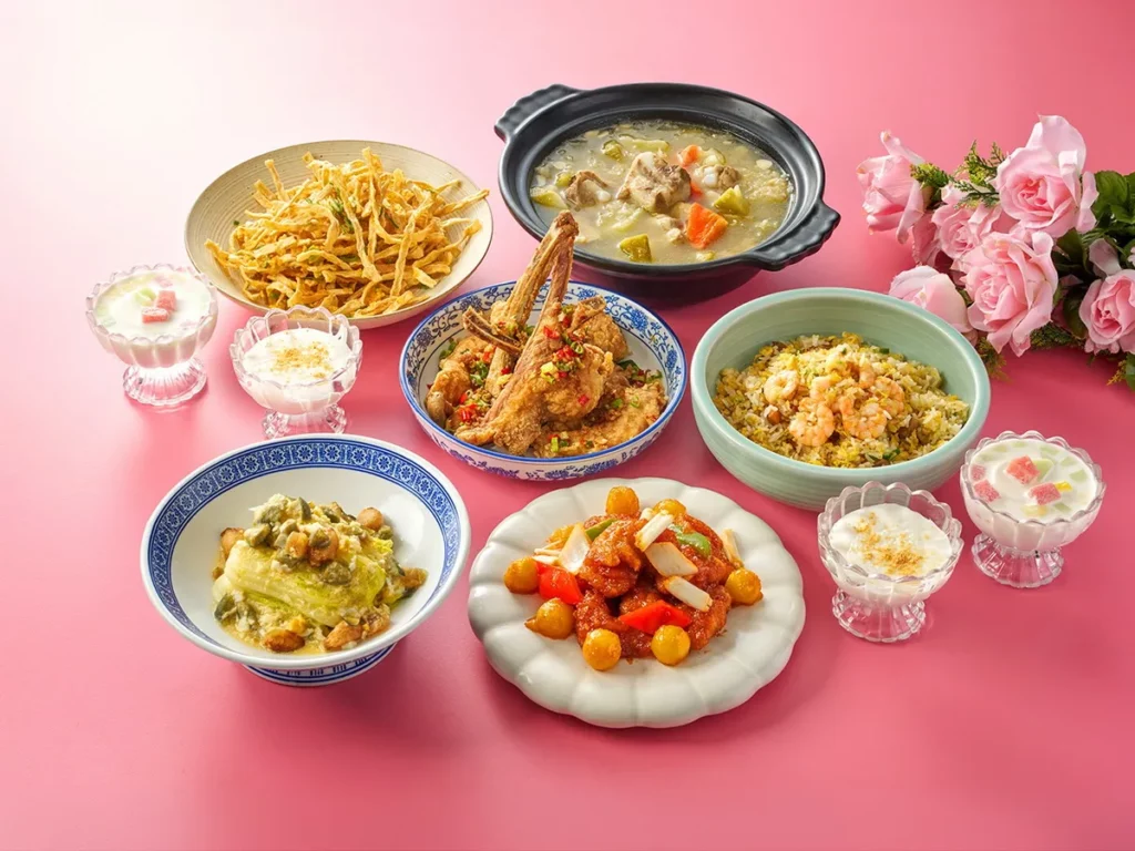弈夢紅樓同推「暖馨四人套餐」,限時優惠77折只要4,980元+10%,黑毛豬肋排、脆皮咕咾肉等7道經典一次上桌,為小家庭聚餐提供更輕鬆的選擇。(瀚寓酒店提供)