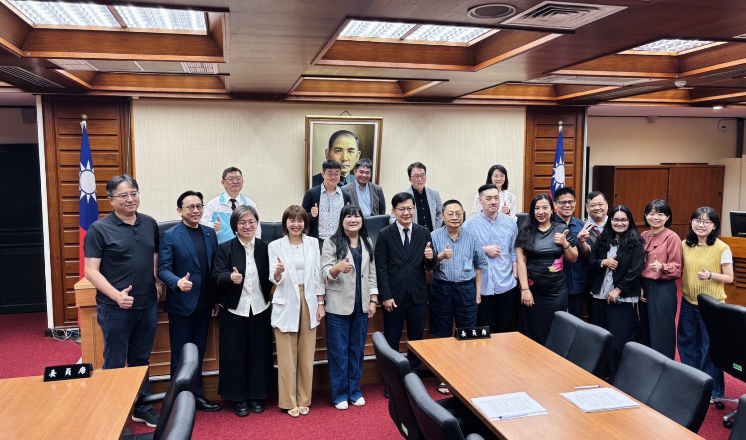 葛如鈞(前左2)委員辦公室今日在中興大樓102會議室召開勿讓產學合作美意打折,籲請主管機關協助釐清真相」記者會。(圖/葛如鈞國會辦公室)