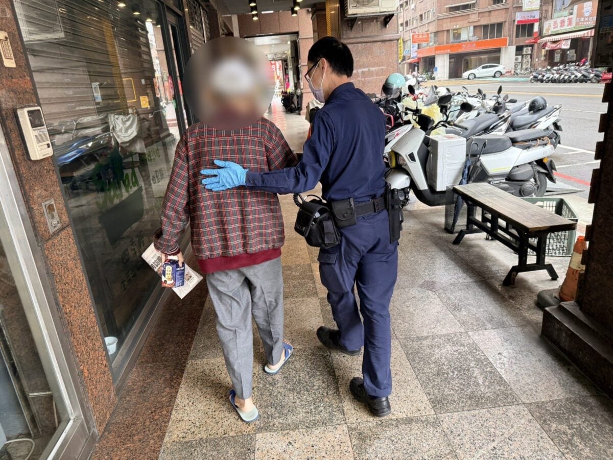 ▲因阿伯婉拒就醫，員警觀察確認其暫無大礙後，隨即攙扶其返家休息。