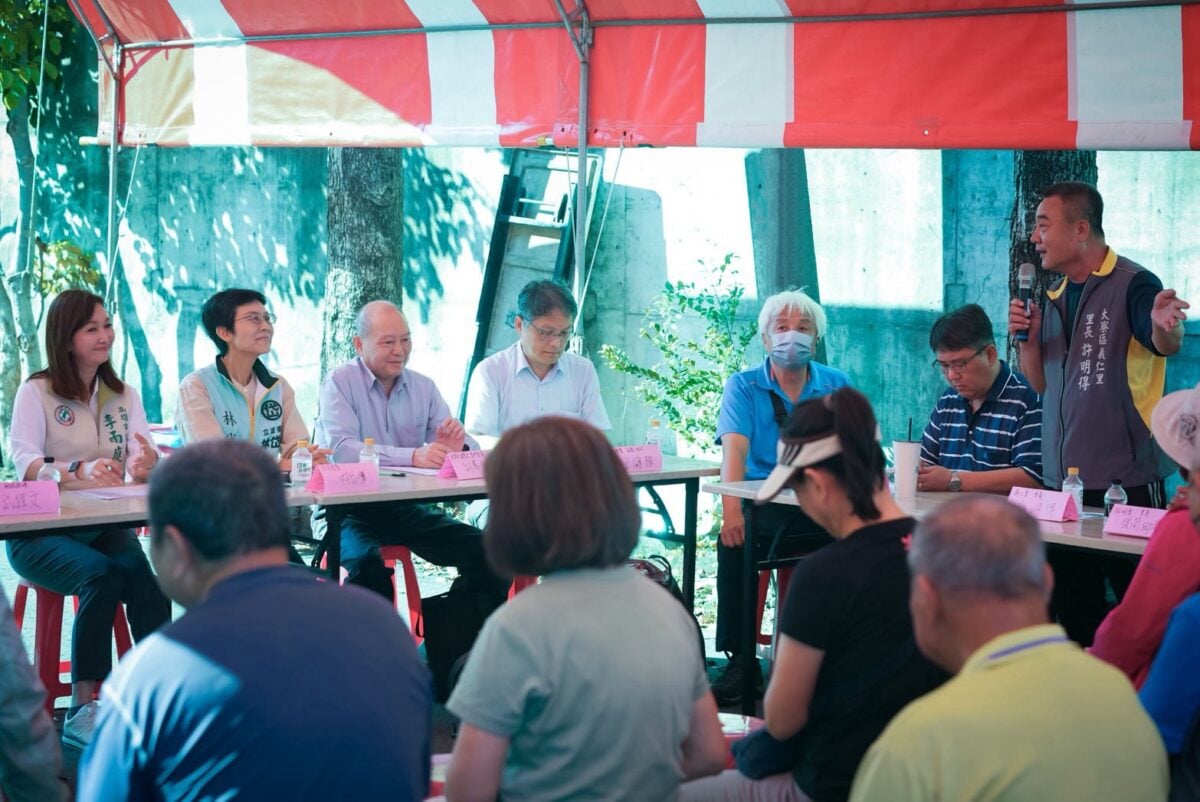 ▲林岱樺立委與李雨庭議員會勘大寮管線工程,提補償機制與法規修正雙軌並進。