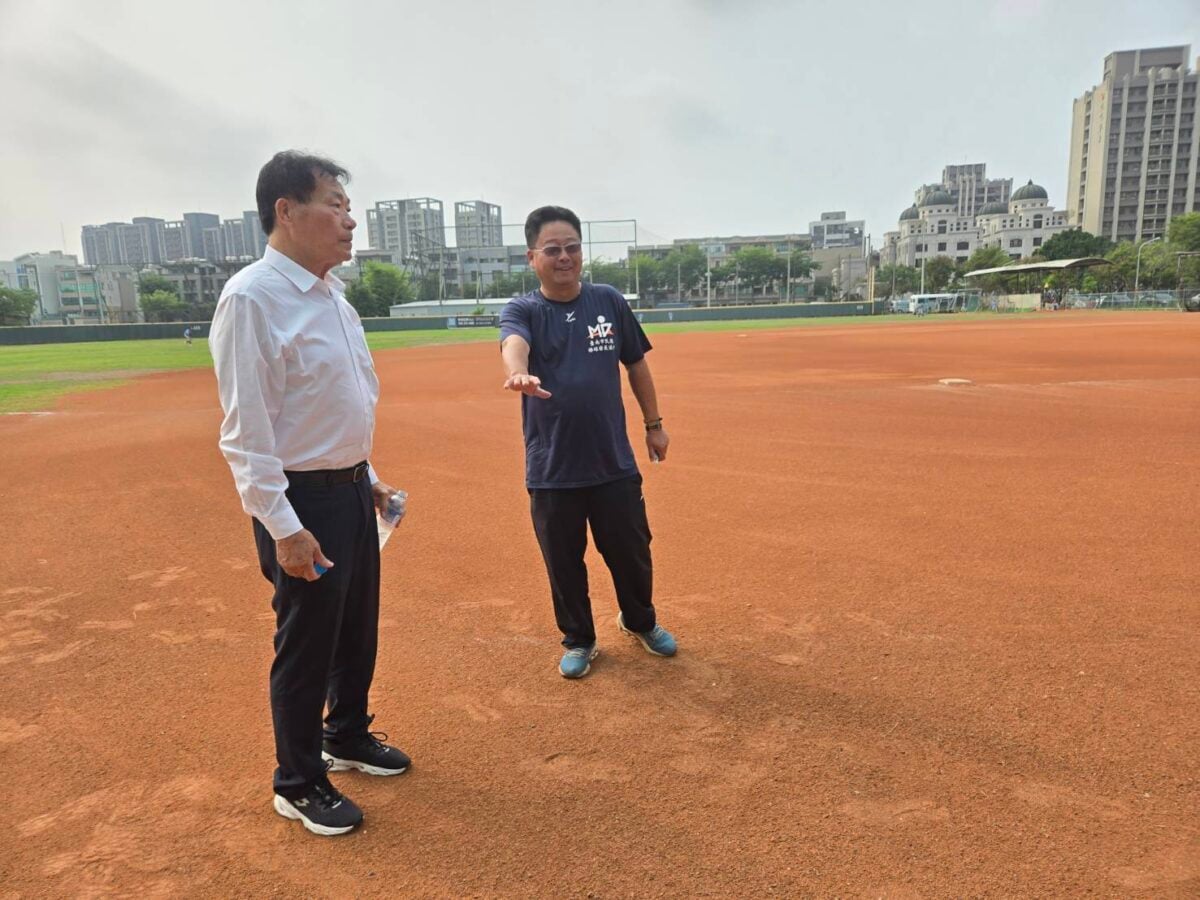 ▲體育局陳良乾局長至小北A棒球場會勘並與民德國中棒球隊總教練討論球場維護事宜。