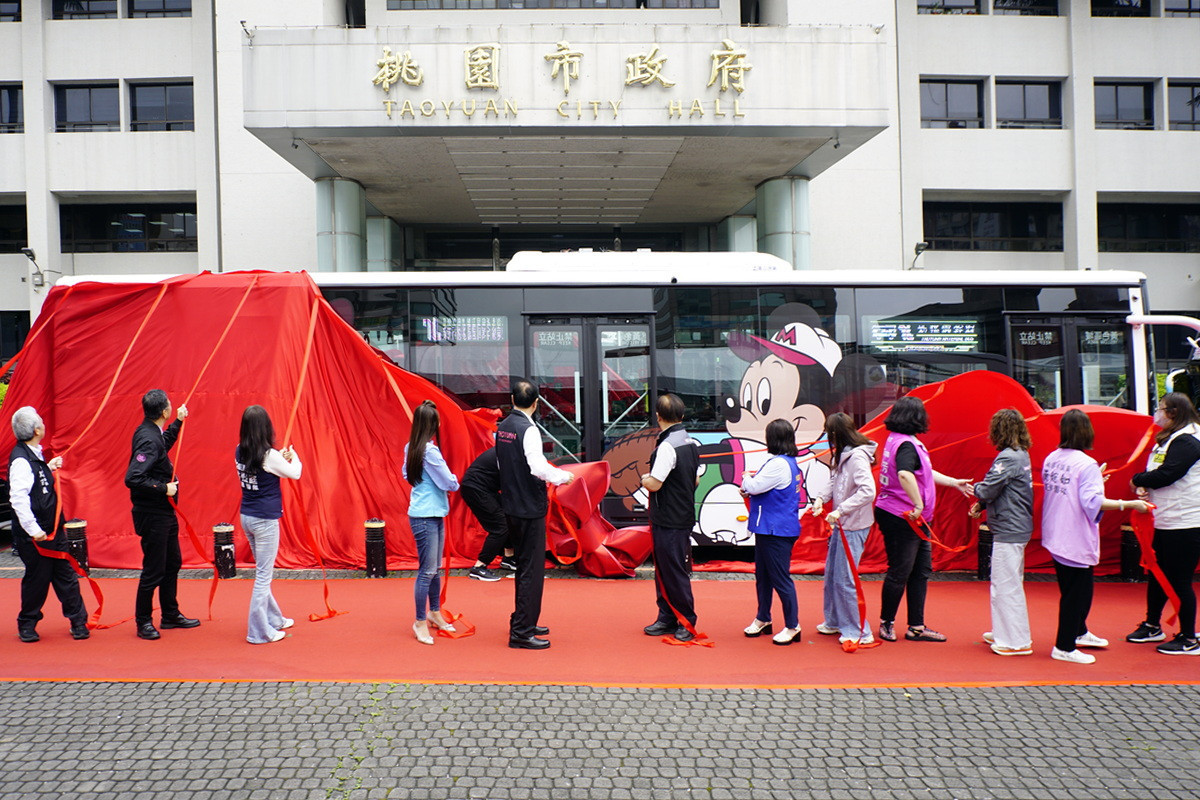 桃園市長張善政為 TAB 新桃園幹線米奇主題公車進行揭幕。<br /><br />