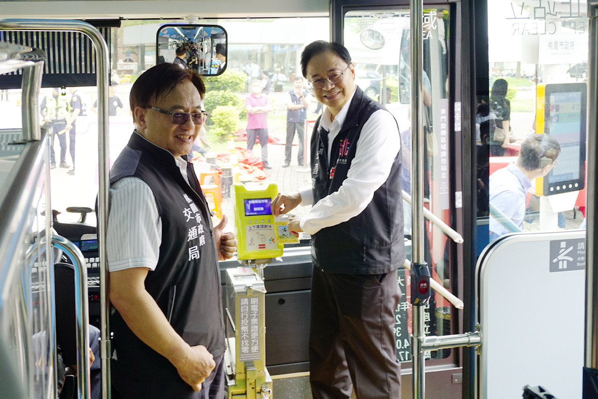 桃園市長張善政體驗搭乘TAB 新桃園幹線米奇主題公車。<br /><br />