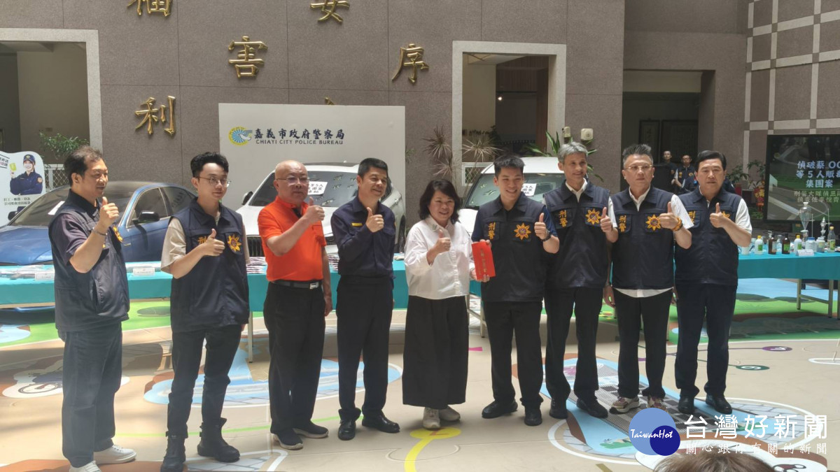 嘉義市長黃敏惠與嘉義市警察之友會理事長陳建言共同頒發破案獎金／陳致愷攝影