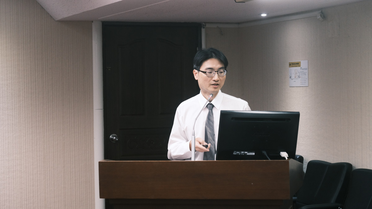 陳啟信主任呼籲應強化環境監測與訪視評估,並針對高風險者加做肺功能檢測。