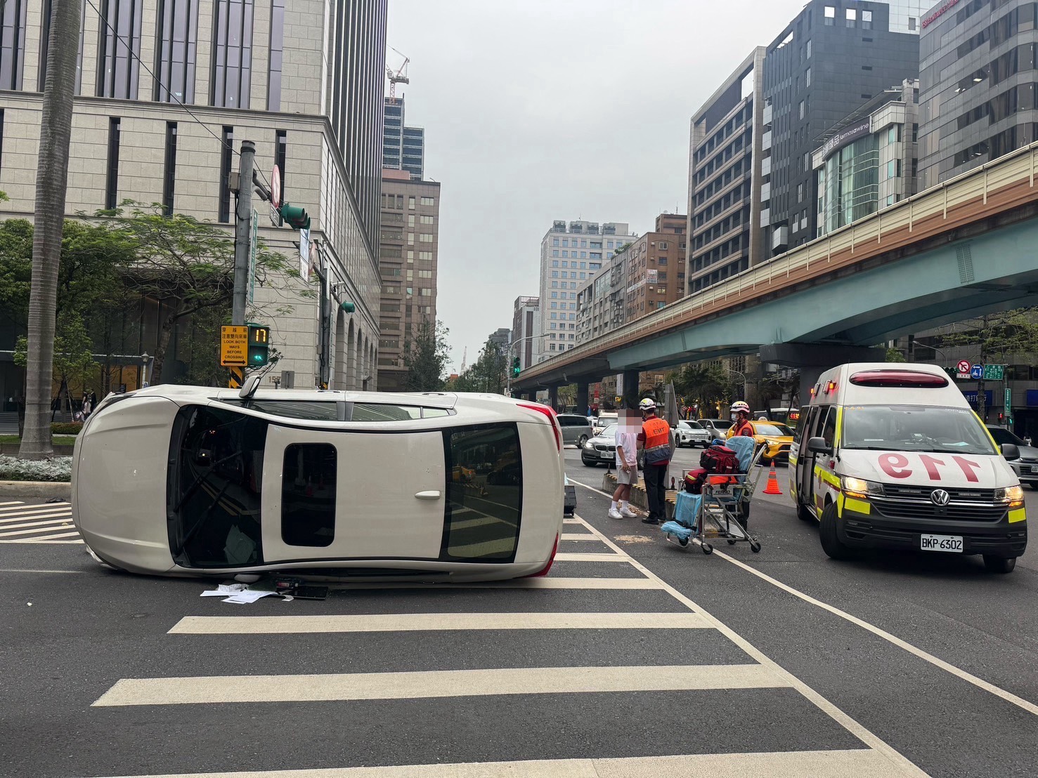 台北市大安區仁愛路三段、復興南路一段口,昨(16)日下午16時許發生1起驚險的翻車事故。