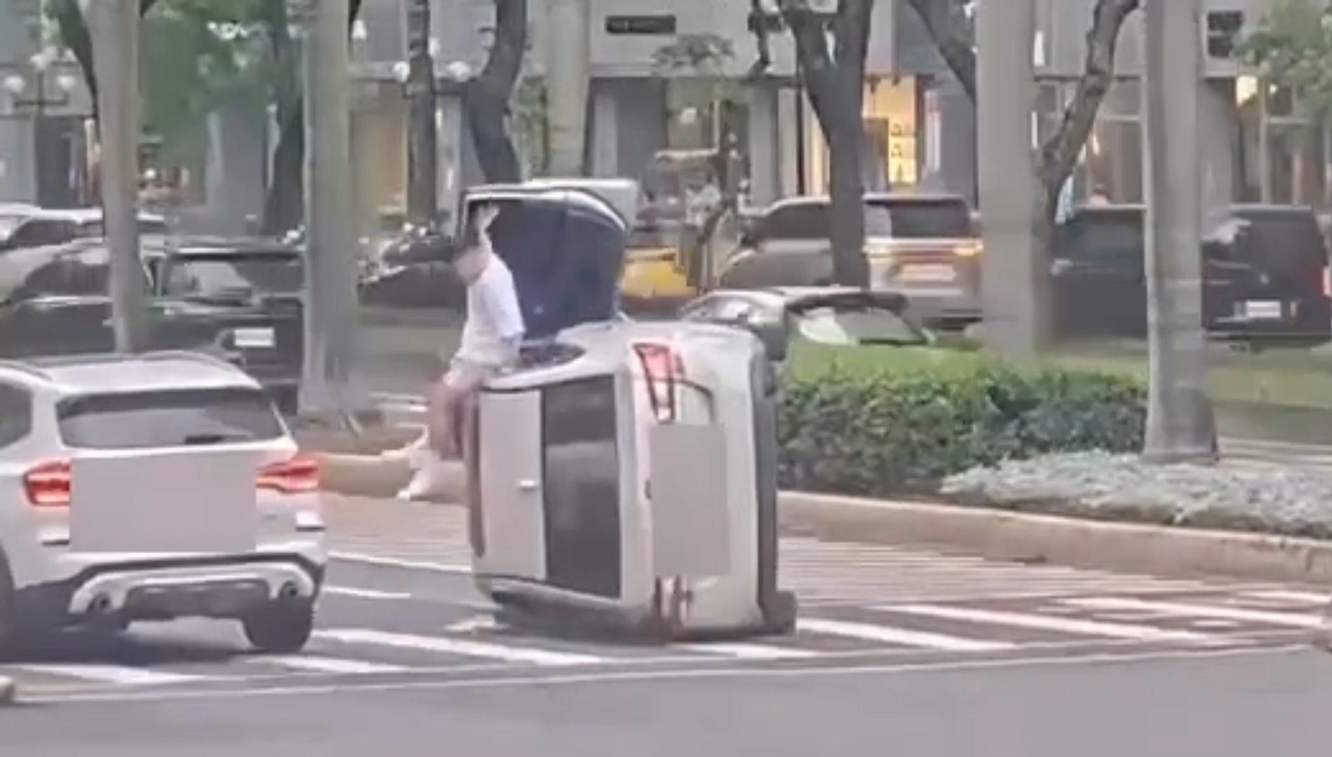 32歲張姓男子駕駛Subaru Impreza自小客車,疑因對路況不熟,轉彎時不慎猛力自撞行人庇護島,導致整輛車當場向左翻覆橫躺路中央。張男在第一時間自行推開副駕駛座車門爬出脫困。