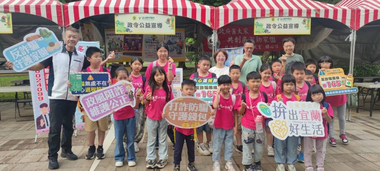 綠博結合法治宣導 新北環保局打造廉能永續新典範 48 《圖說》廉政宣導活動透過寓教於樂方式,讓孩子們體驗一場綠色廉能的文化洗禮,左一環保局政風室主任林三龍。〈環保局提供〉