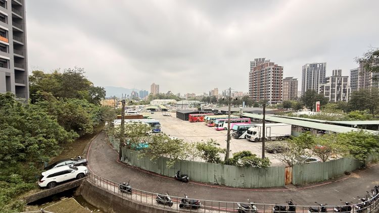 翻轉核心發展新動力 土城捷運站旁區徵案過關 54 《圖說》土城暫緩發展區區段徵收案西側現況停車場。〈城鄉局提供〉