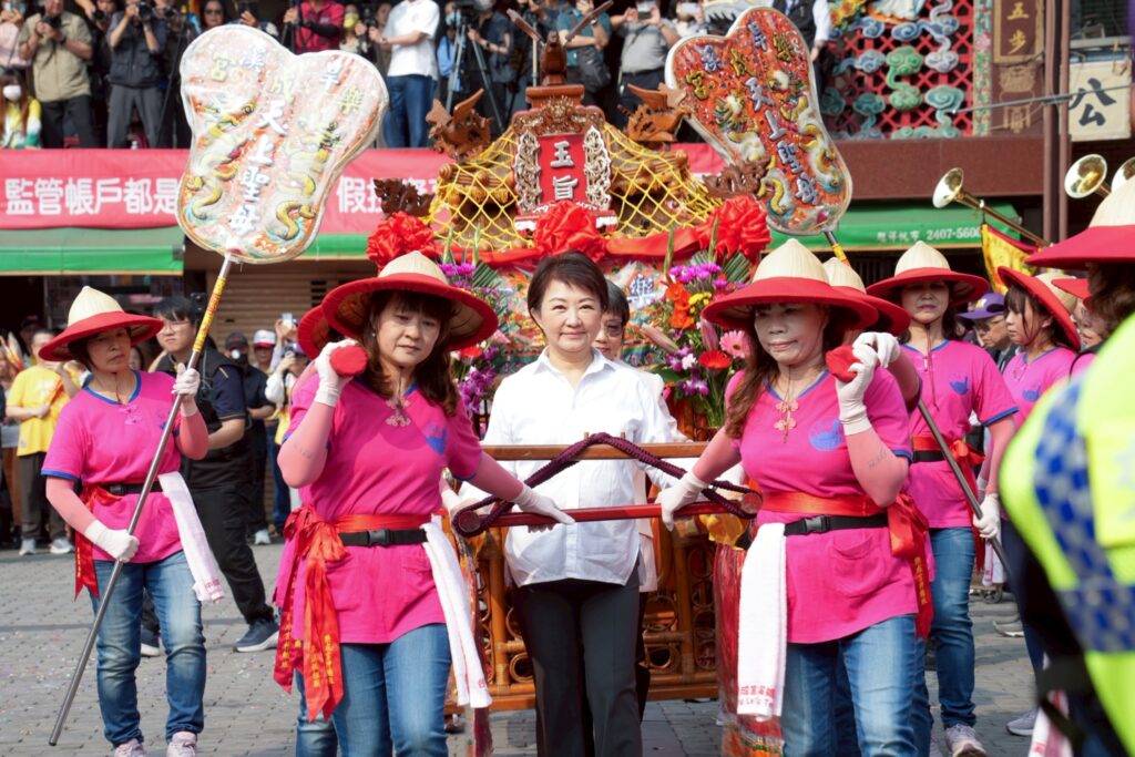 傳承205年香火不輟 台中樂成宮「旱溪媽祖」起駕出巡賜福 56 %E7%9B%A7%E5%B8%82%E9%95%B7%E8%A6%AA%E8%87%AA%E6%89%B6%E9%91%BE%E8%BD%8E%E8%88%87%E5%A5%B3%E5%AD%90%E7%A5%9E%E8%BD%8E%E7%8F%AD%E8%B8%A9%E8%91%97%E5%A4%A7%E5%B0%8F%E7%A6%AE%E6%AD%A5 1024x683 1