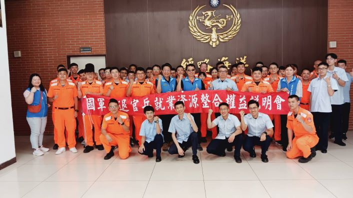 宣導退除役官兵權益 基隆榮服處前進海巡營區 8 《圖說》基隆榮服處長方正處長(立者中,著藍色背心者)率主管及就業站同仁,前進海巡署北分署第二岸巡隊辦理權益說明會,受到隊長嚴上校(中右)率同仁的熱忱接待,中左為榮服處副處長李復鄉。〈基隆榮服處提供〉