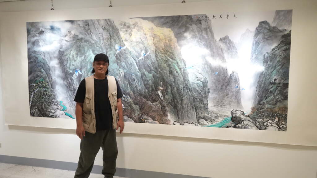 ▲陳立人《山那邊 海那邊》個展，其中四幅「台灣絕景」作品首度亮相，包括描繪太魯閣峽谷晨曦壯麗景致的《太魯晨歌》。（圖／記者林明佑攝）