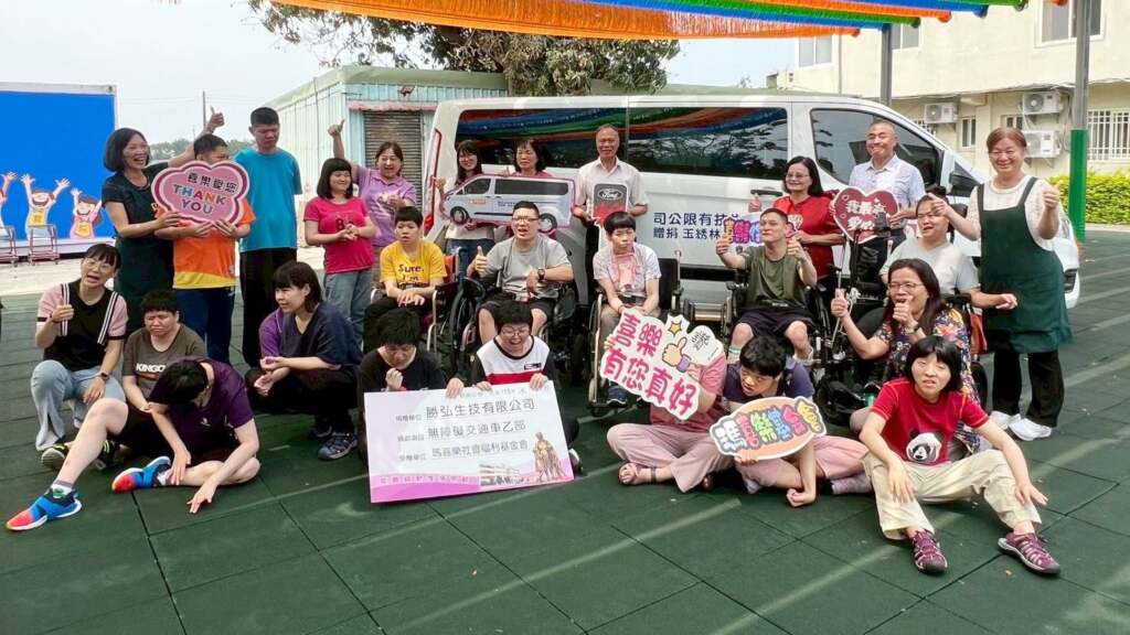 ▲勝弘生技有限公司捐百萬福祉車，助瑪喜樂師生暢行無阻。（圖／喜樂保育院提供）