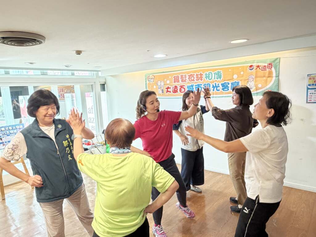 ▲社會局局長郭乃文與學員一同互動體驗。