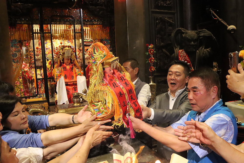 白沙屯媽祖抵朝天宮 鍾東錦祈求朝野和諧台灣新局 200 白沙屯媽祖抵朝天宮 鍾東錦祈求朝野和諧台灣新局 199