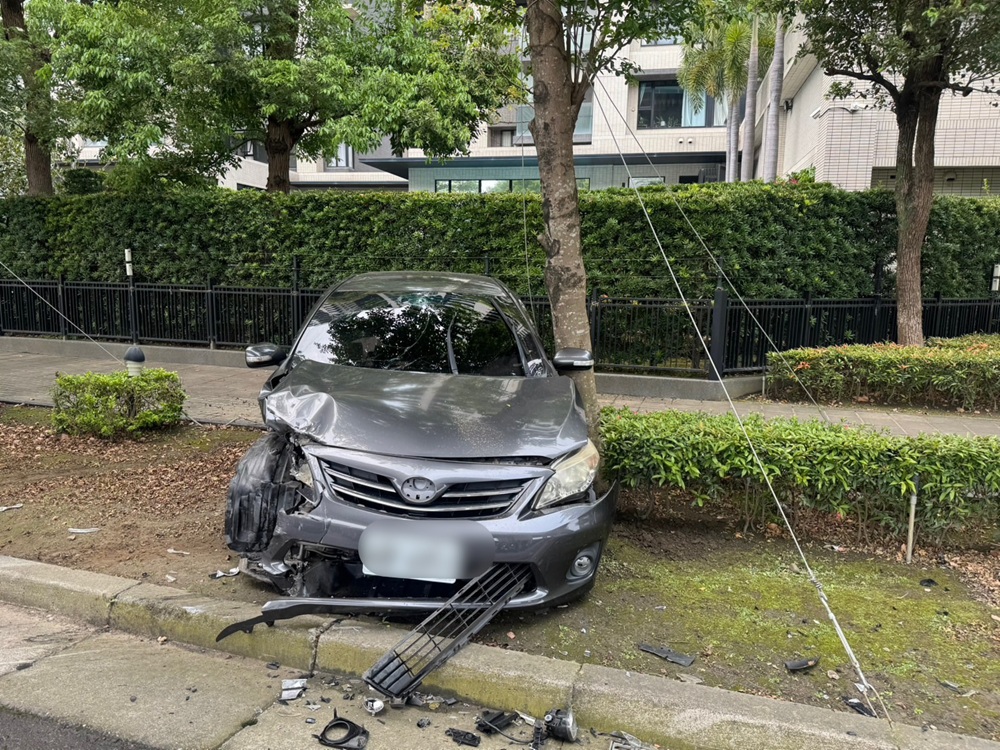 追緝詐欺嫌犯 開車衝撞偵防車氣囊爆開仍逮2人 215 cnews204260417a04
