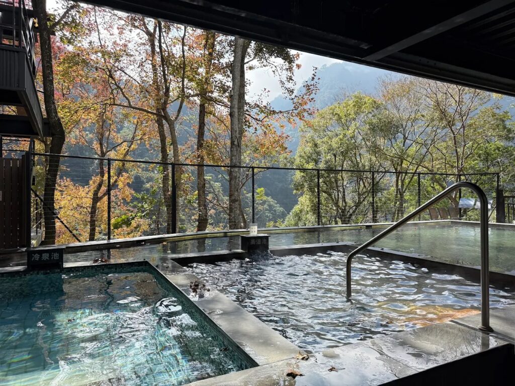 泰安具備水質乳白透明、觸感細緻的弱鹼性碳酸泉,是深受女性旅人喜愛的頂級「美人湯」。(圖/參山管理處 提供)
