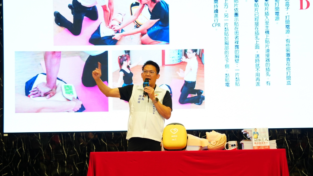 楊嘉俊理事長現場示範AED操作流程與CPR急救技巧,讓學員在關鍵時刻敢用、會用,把握黃金4分鐘救命時機。(圖/社團法人台灣AED推廣教育協會提供)