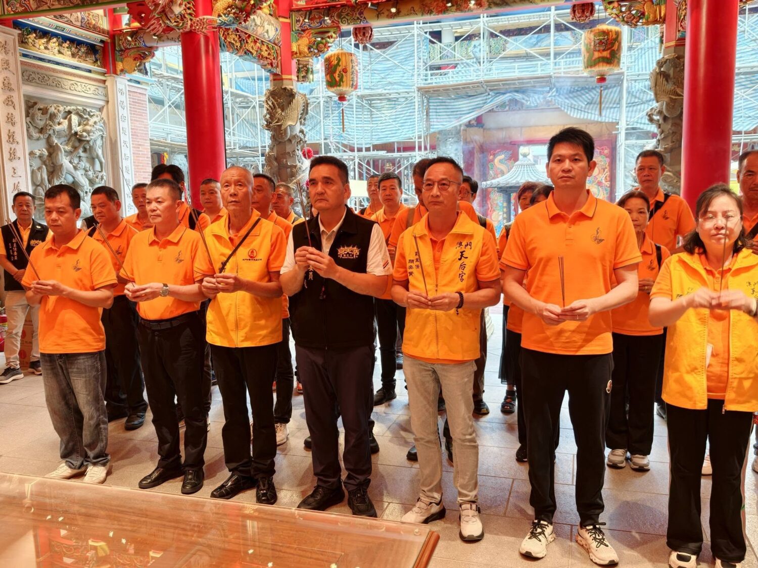 王經綻全程親自陪同「澳門媽祖文化團」成員們參訪浩天宮,並向大庄媽參拜祈福。(圖/浩天宮)