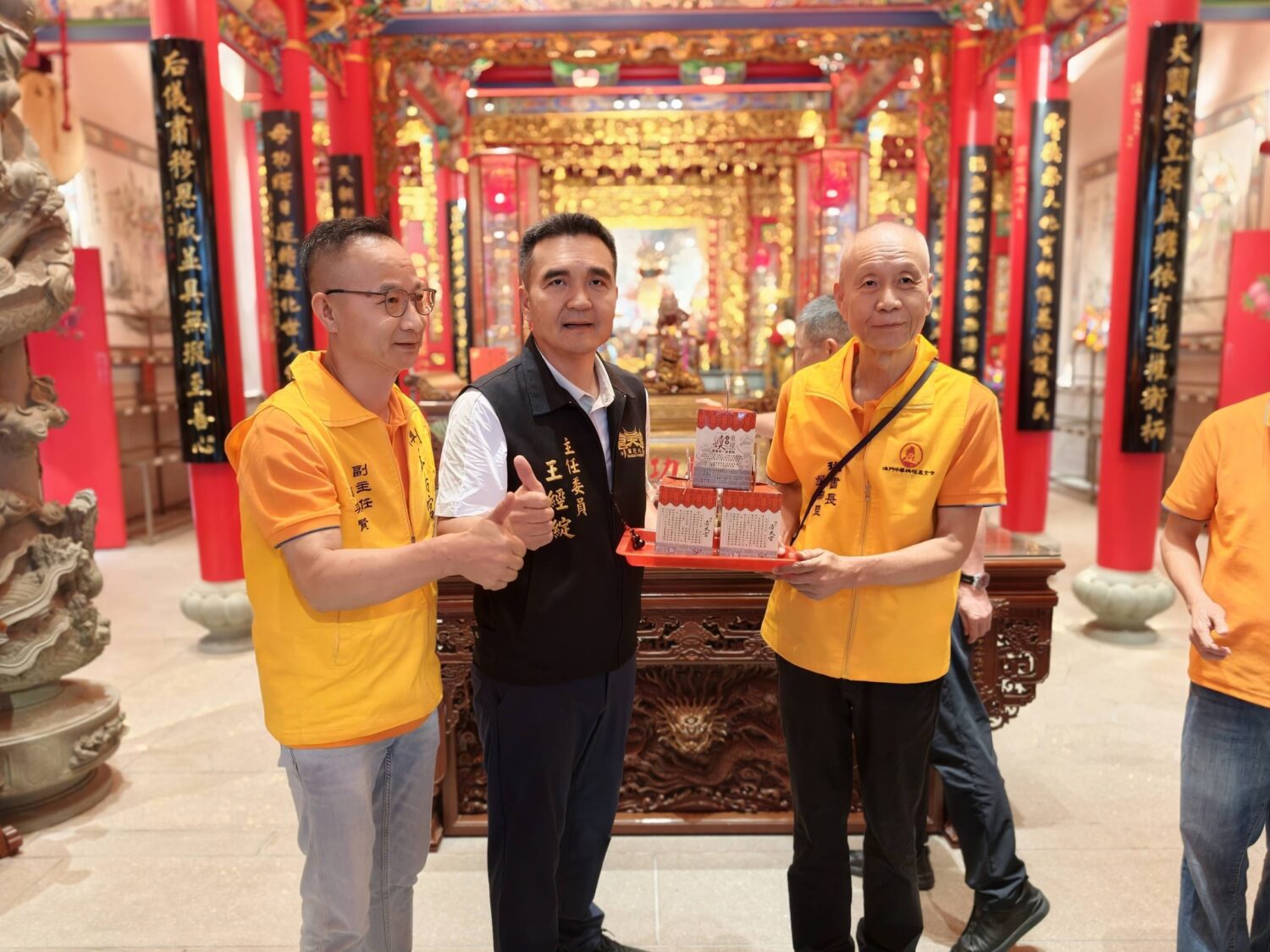 王經綻代表致贈「澳門媽祖文化團」貴賓浩天宮重建委員會伴手禮。(圖/浩天宮)