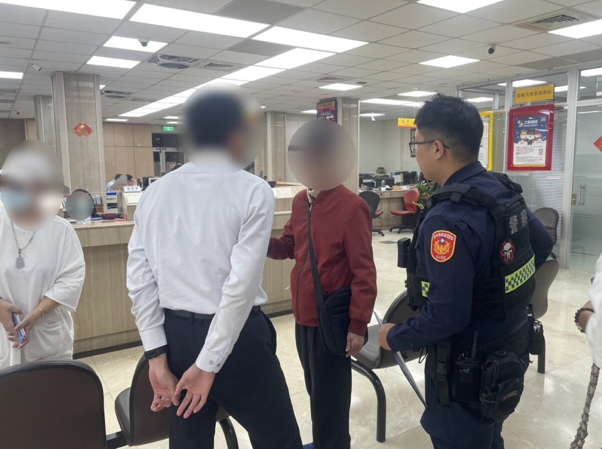 ▲老翁3月底時,欲提領新臺幣40萬元現金,對於資金用途說法前後反覆,經員警勸說下未提領。