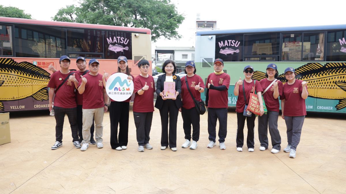 ▲交旅局主秘石人文代表連江縣長王忠銘致贈白沙屯媽祖紀念酒 。