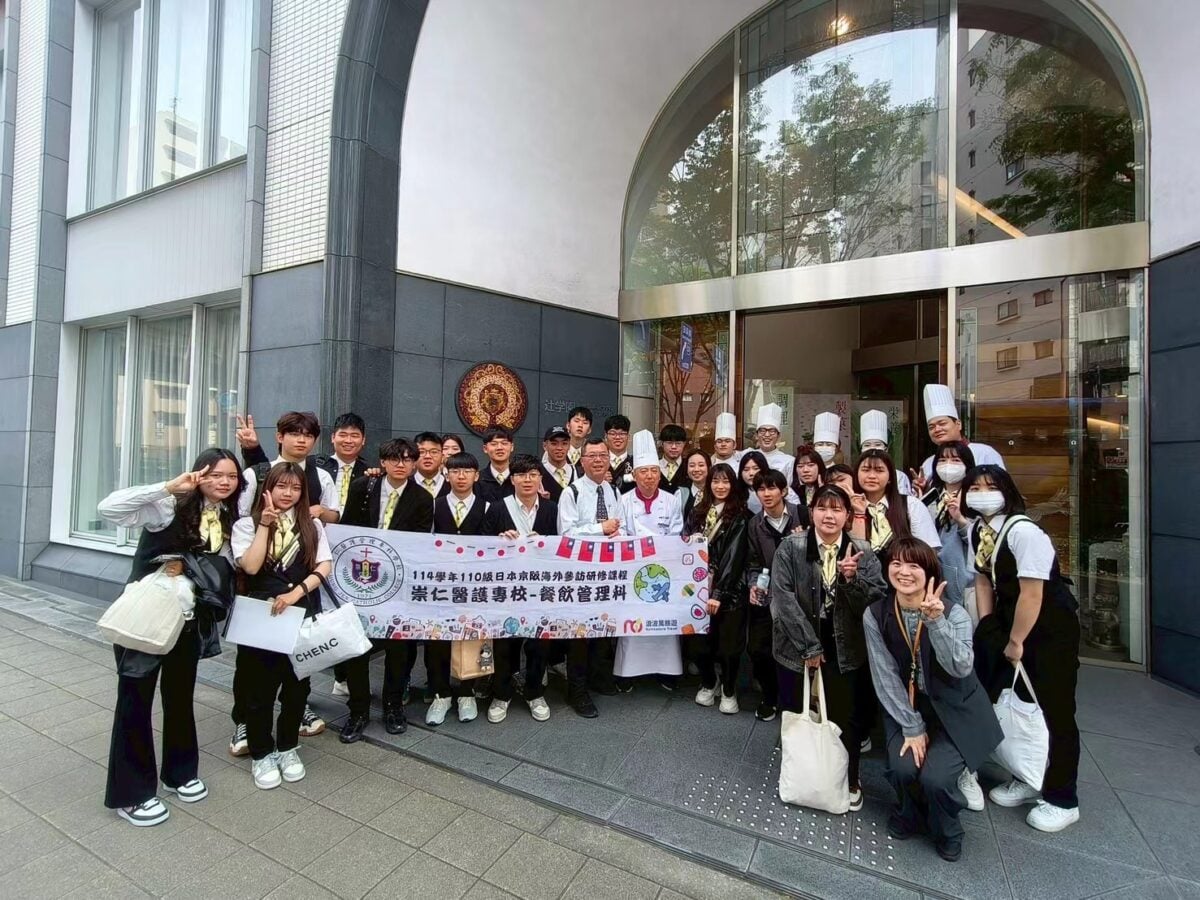 ▲崇仁醫專餐飲管理科師生與辻學園調理製菓專門學校師生交流互動後合影留念，展現跨國學習成果與友好情誼。