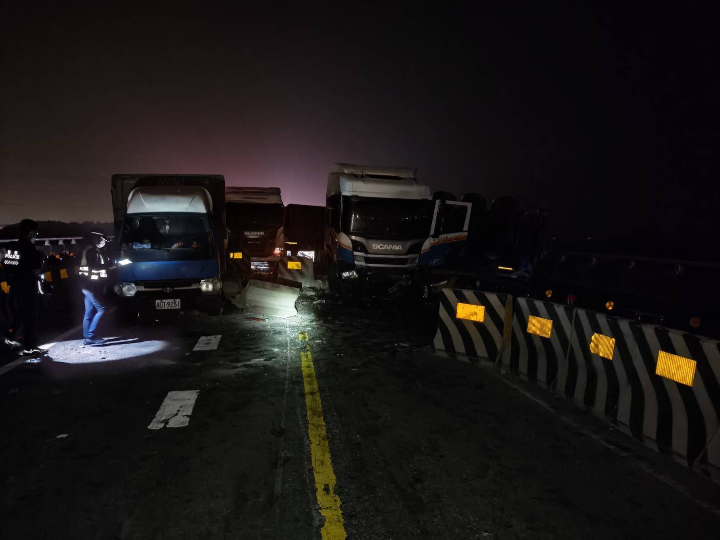 台61中彰大橋化學槽車翻覆　醋酸甲酯外洩封橋搶修3傷 - https://www.watchmedia01.com