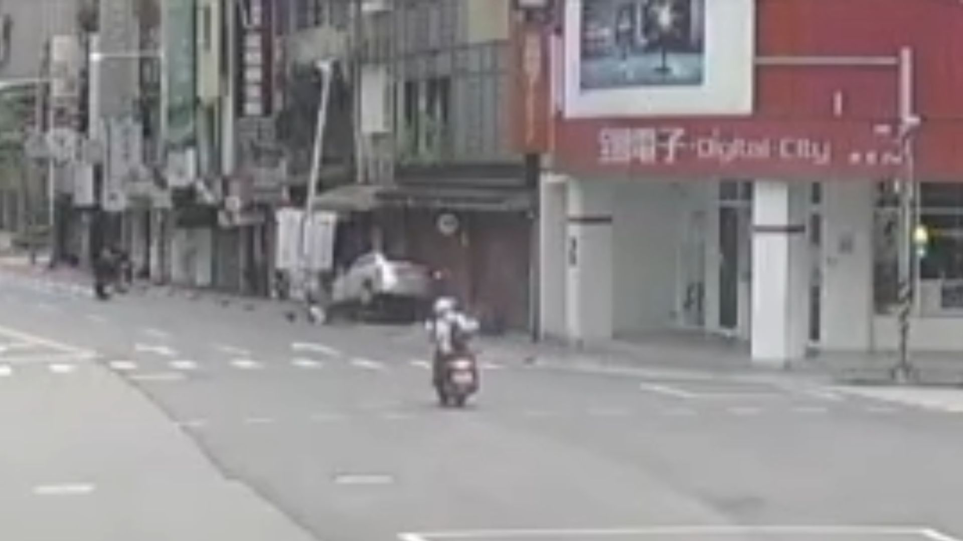 新北市板橋區新北市政府旁,今(18)日清晨6時許傳出肇事逃逸交通事故。