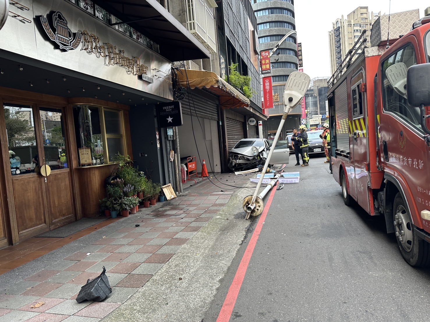 郭姓男子駕駛租賃小客車,行經中山路一段、民權路口時,不明原因突然失控衝上人行道,猛烈撞擊路燈燈桿,當場將燈桿攔腰撞毀,應聲折成3節。
