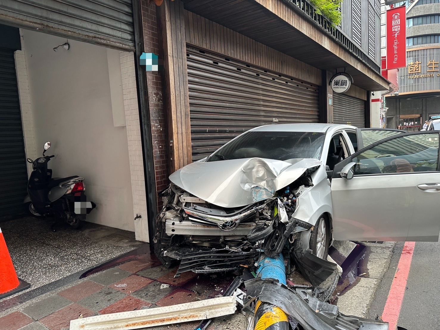 郭姓男子駕駛租賃小客車,行經中山路一段、民權路口時,不明原因突然失控衝上人行道,猛烈撞擊路燈燈桿,當場將燈桿攔腰撞毀,應聲折成3節。