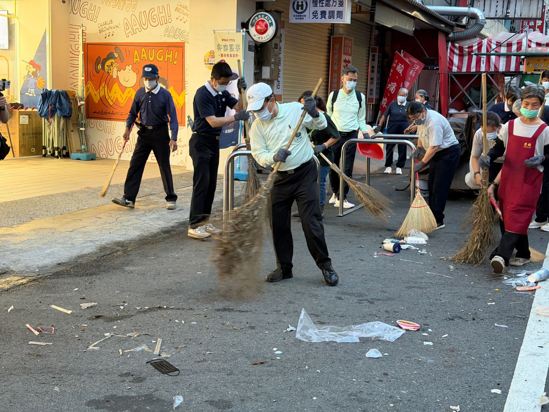 簡守信院長(中)發現垃圾變少了,但菸蒂似乎沒有變少,建議大家應該少抽菸,提升健康意識。