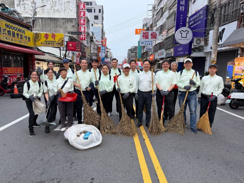 大甲媽祖繞境起駕 台中慈院同仁參與慈濟人掃街
