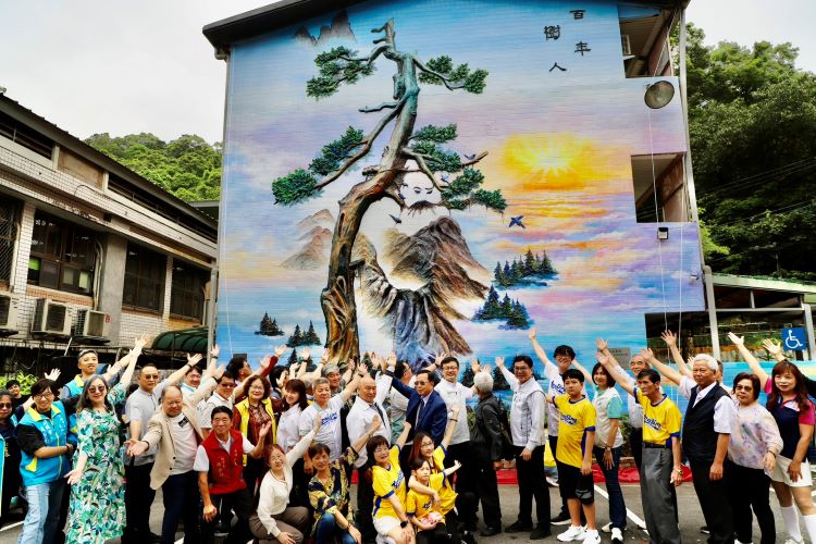 社區共榮永定國小迎百年慶 精緻辦學偏鄉教育典範 56 《圖說》校慶活動最大亮點為「百年樹人」泥畫牆揭幕儀式,整體創作以楠木為主軸,傳達「教育如樹、孕育未來」的理念,並結合臺灣藍鵲等在地生態元素。〈教育局提供〉