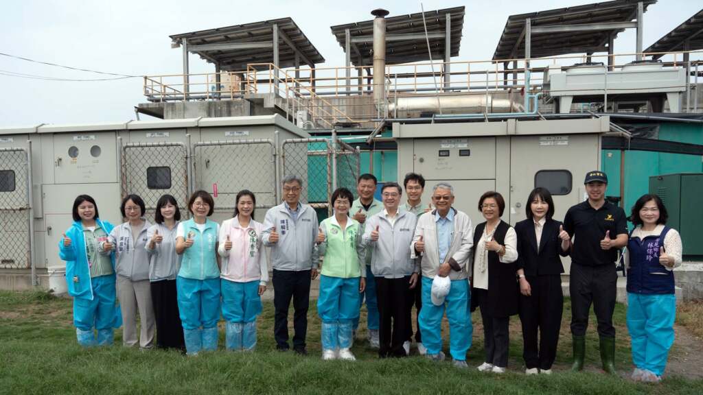 ▲民進黨彰化縣長候選人陳素月今日陪同行政院長卓榮泰前往彰化芳苑「漢寶養豬場」視察，除肯定養豬業導入沼氣發電、成功轉型為綠能循環典範，也感謝中央於非洲豬瘟期間提供補助協助產業度過難關。（圖／記者林明佑翻攝）