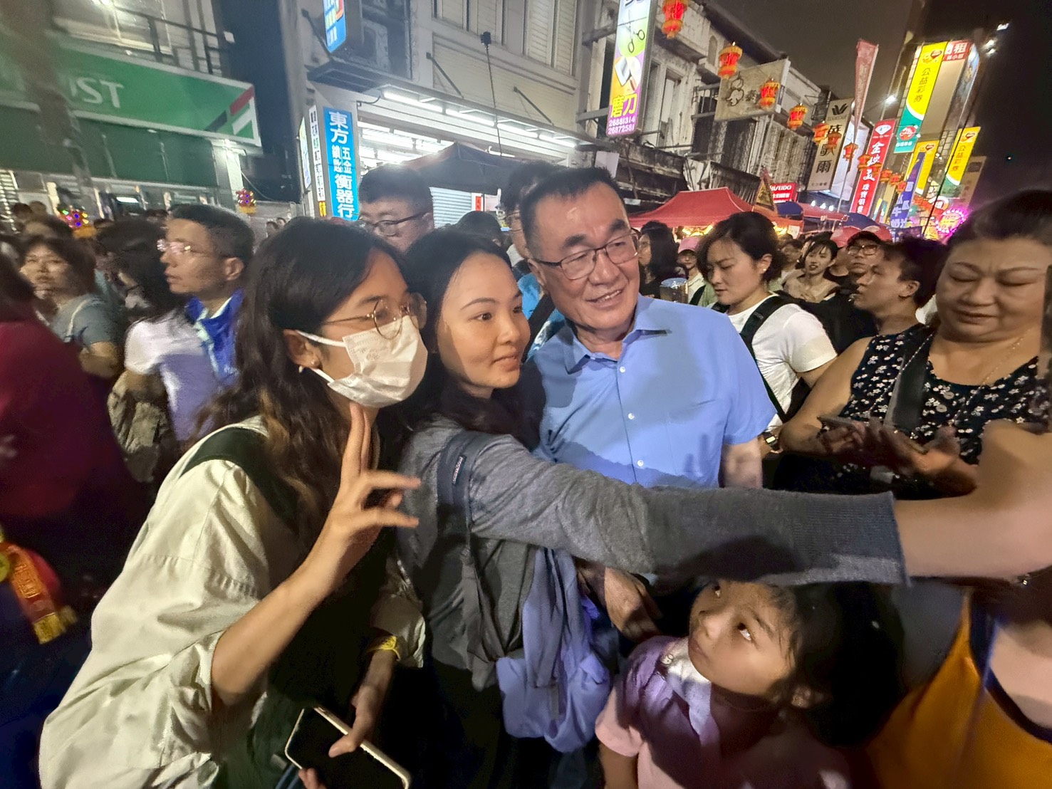 李四川現身大甲媽遶境隊伍 信眾驚喜直呼:是川伯! 188 李四川現身大甲媽遶境隊伍 信眾驚喜直呼:是川伯! 187