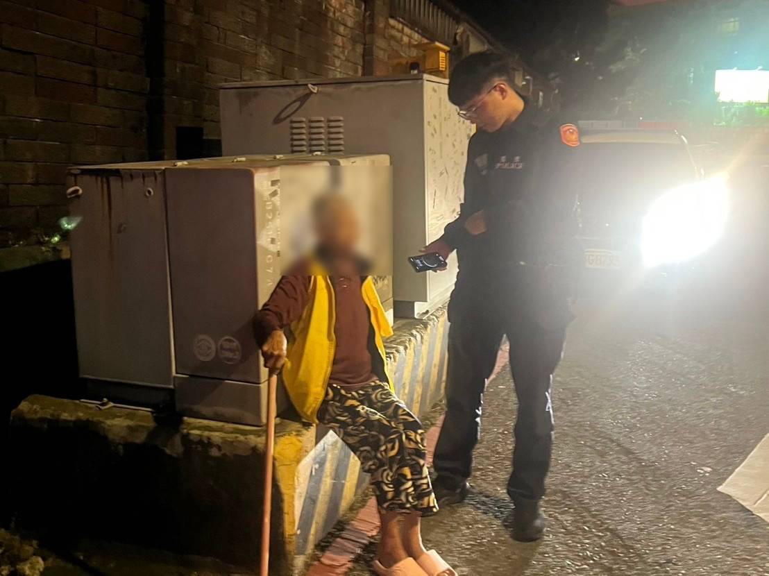 8旬老婦深夜迷途獨坐變電箱旁 平鎮警巡邏伸援護送返家 869058 0