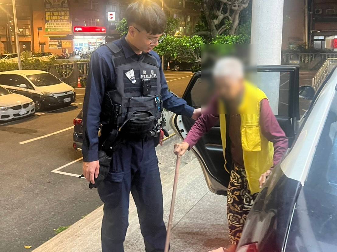 8旬老婦深夜迷途獨坐變電箱旁 平鎮警巡邏伸援護送返家 869060 0
