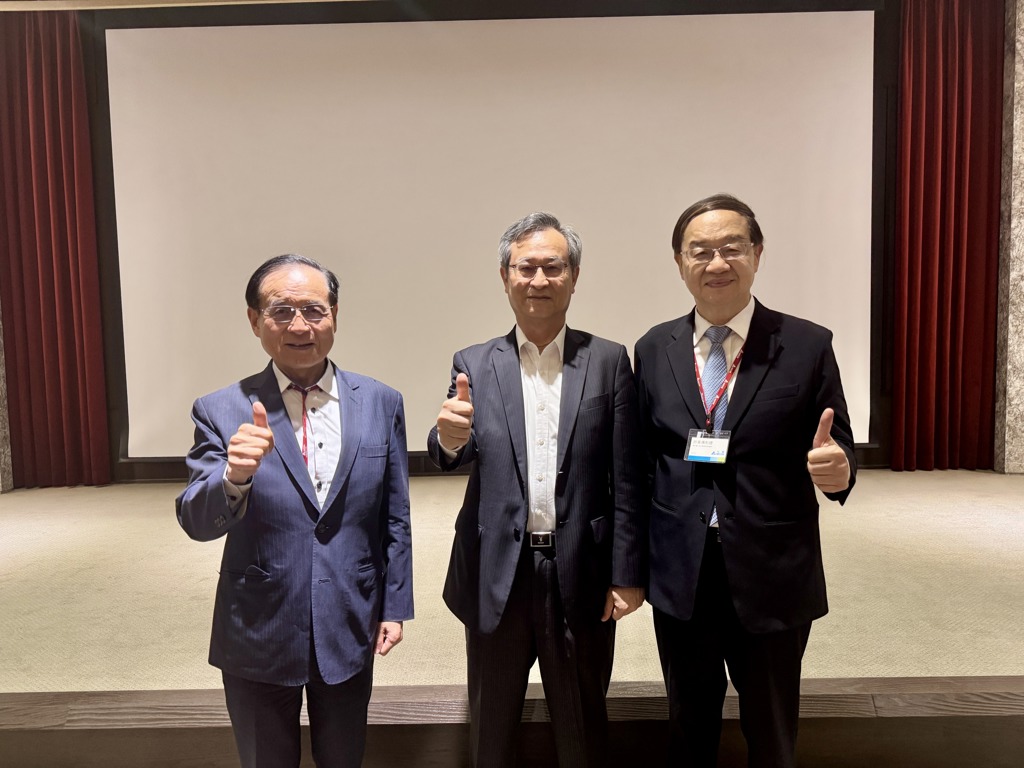 商研院董事長許添財(左)、商研院院長王建彬(右)與台達電總裁張訓海(中)共同合影。(圖/商研院提供)