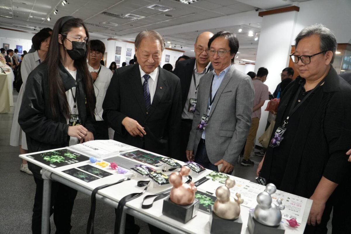 ▲正修科大校長龔瑞璋(中)參觀視傳系畢業展《變態LAB》,與師生交流創作理念。