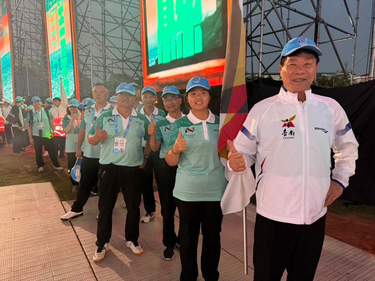 ▲115年全中運開幕,體育局陳良乾局長與選手合影。