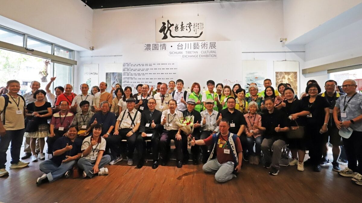 ▲《濃園情·台川藝術展》於高師大藝術中心盛大開幕，知名國際書法大師吳威儀領軍兩岸藝術家齊聚一堂，現場嘉賓與創作者合影留念，共同見證跨域文化交流的重要時刻。