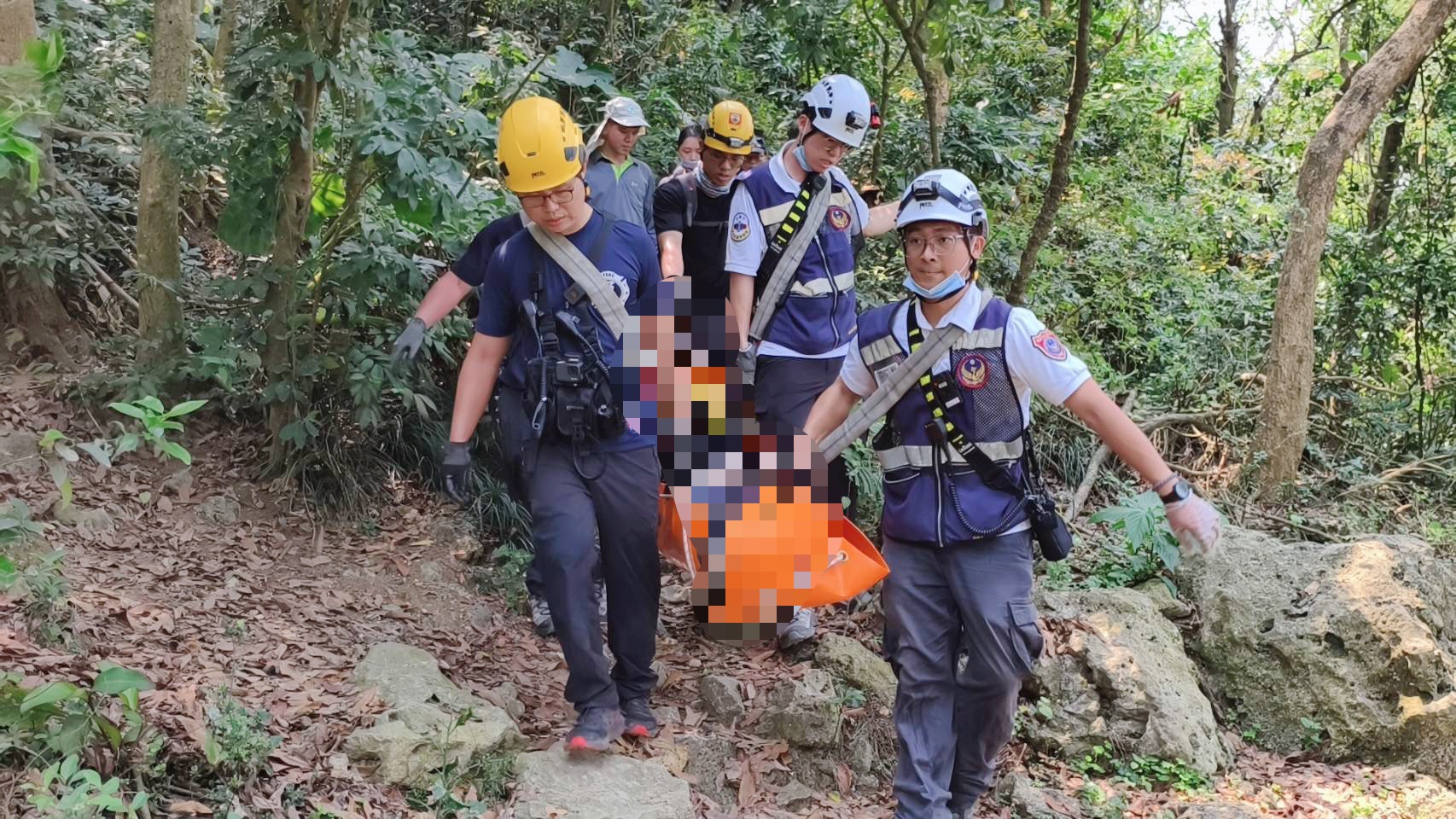 《秘境探險團》傳意外！女子扭傷受困　警消＆民團滑輪吊掛接力救援