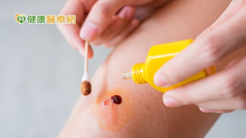 常見6傷口消毒藥水全解析! 優碘、雙氧水、白藥水、黃藥水你用對了嗎?