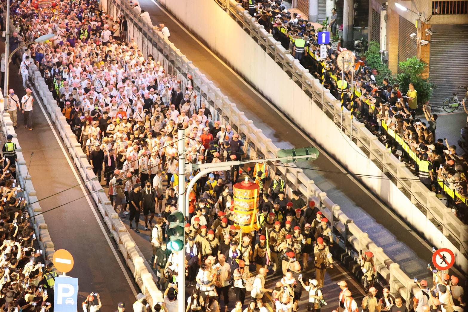 圖/大甲媽祖鑾轎通過彰化民生地下道,人潮擠滿現場,鎮瀾宮董事長顏清標(中)與副董事長鄭銘坤親自壓轎,在警方協助下緩慢前行。