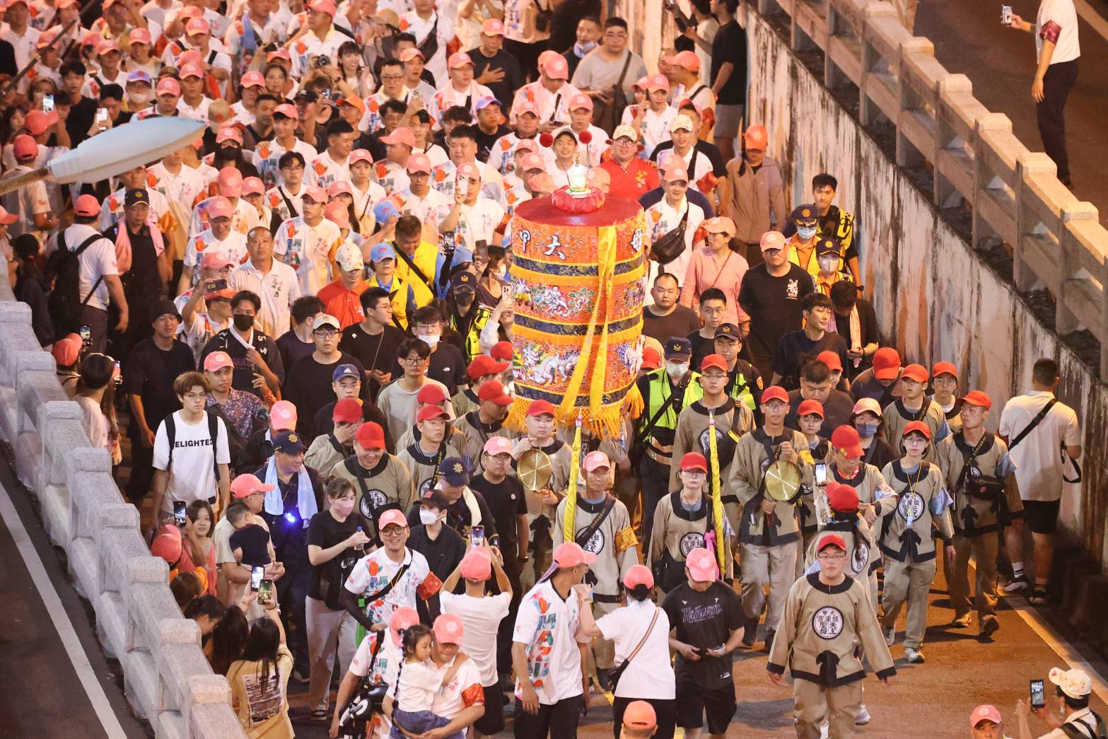 圖/大甲媽祖鑾轎通過彰化民生地下道,人潮擠滿現場,鎮瀾宮董事長顏清標(中)與副董事長鄭銘坤親自壓轎,在警方協助下緩慢前行。洪瞬南攝