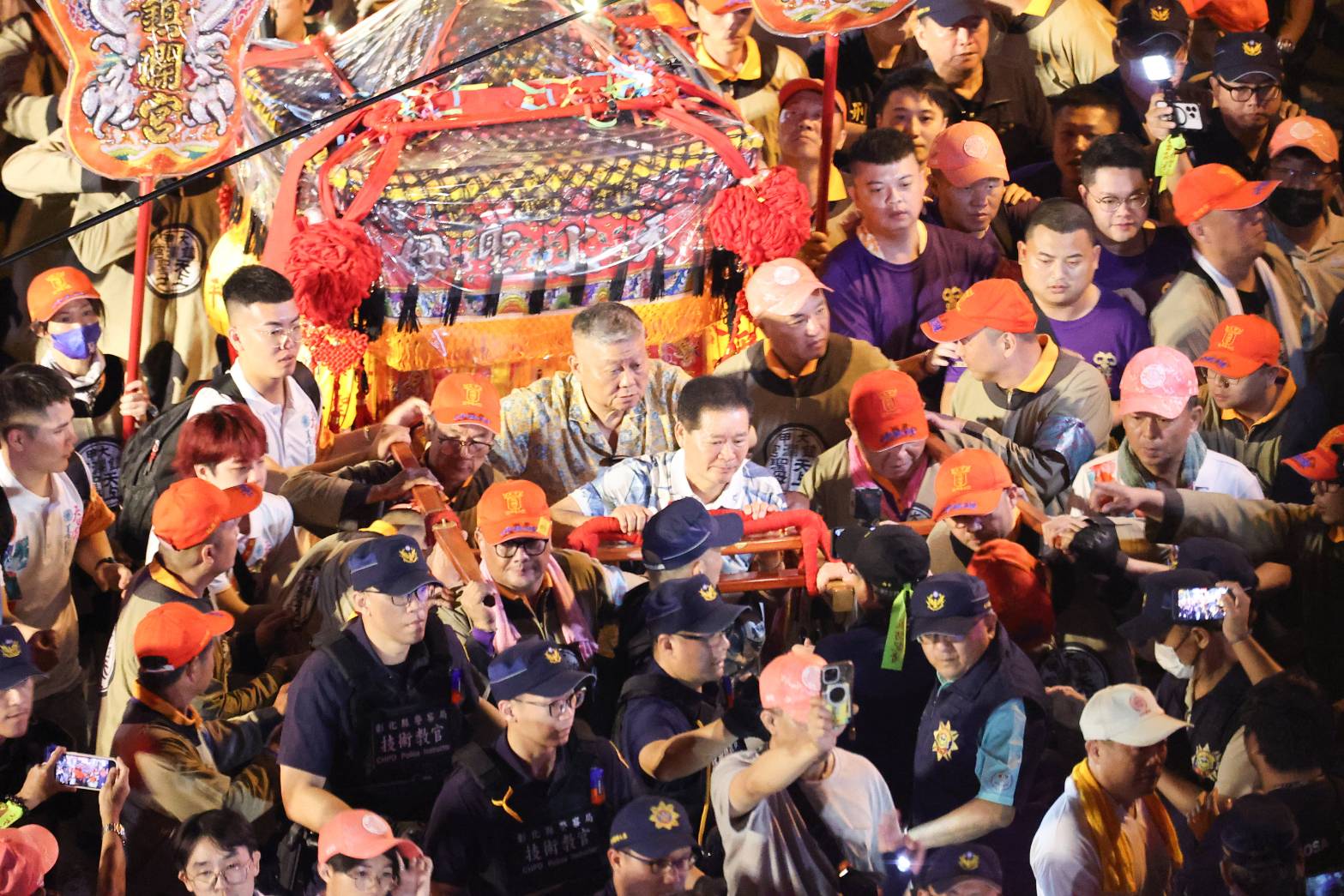 圖/大甲媽祖鑾轎通過彰化民生地下道,人潮擠滿現場,鎮瀾宮董事長顏清標(中)與副董事長鄭銘坤親自壓轎,在警方協助下緩慢前行。洪瞬南攝