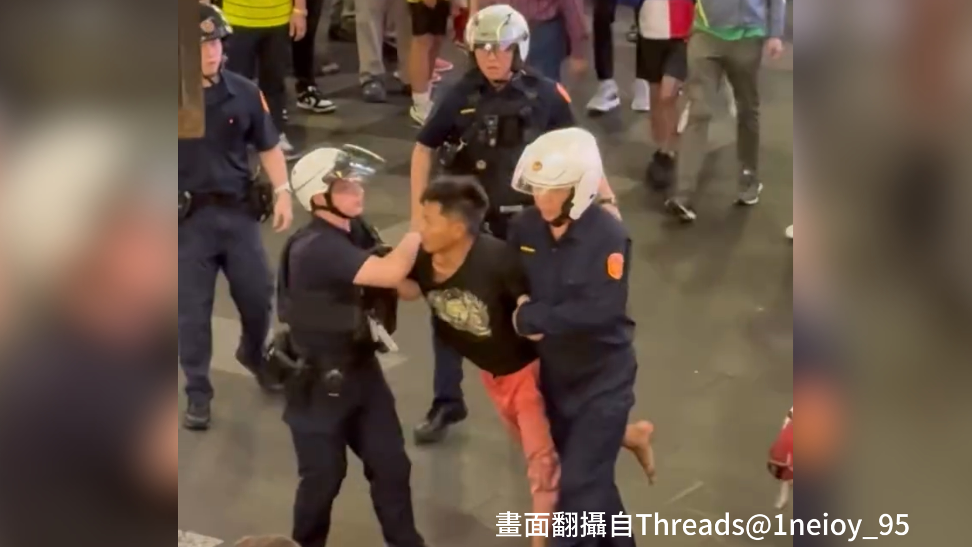 台北市西門町商圈昨(18)日晚間傳出持刀驚魂事件。適逢週末人潮擁擠,36歲張姓男子被民眾目擊手持美工刀在捷運西門站6號出口及漢中街一帶閒晃。