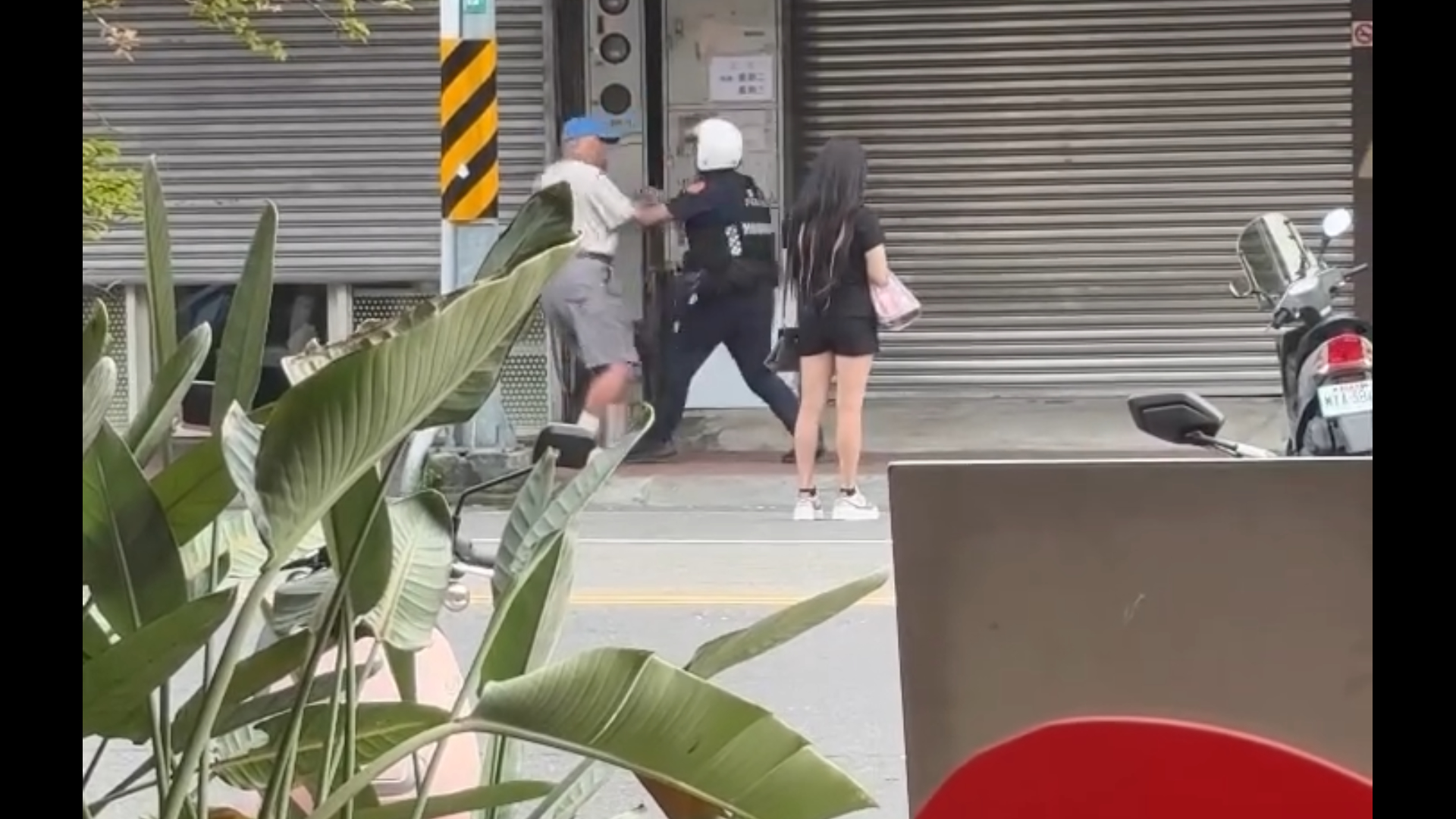員警再次上前攔阻時,江男突然情緒完全失控,當眾以「幹X娘」等不堪入目的字眼辱罵執勤員警,甚至出現揮拳攻擊的脫序行為。